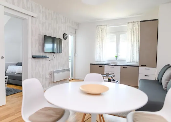 Aqua Lux - Hill - Kod Akva Parka Podina 索科矿泉村